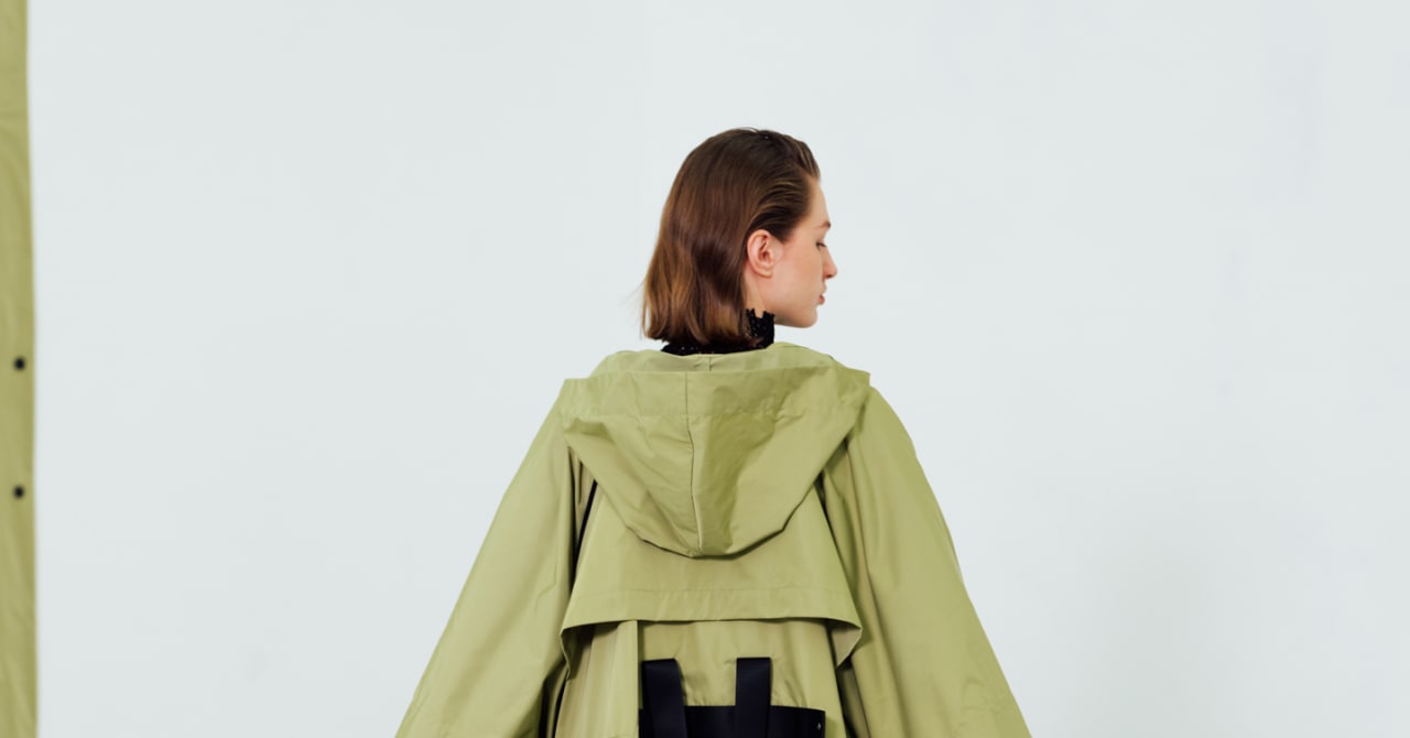 イッセイ ミヤケから「着る、畳む、運ぶ」がコンセプトの新シリーズ登場、服とバッグを掛け合わせたコートとパンツ発売