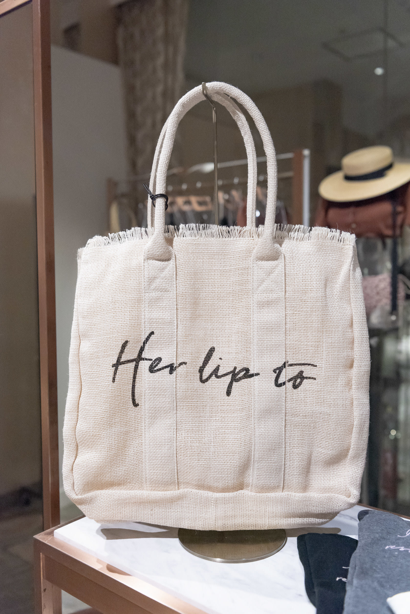 小嶋陽菜によるブランド「Her lip to」限定店が伊勢丹新宿店に、リップ柄のワンピースやチェリー柄のセットアップが登場