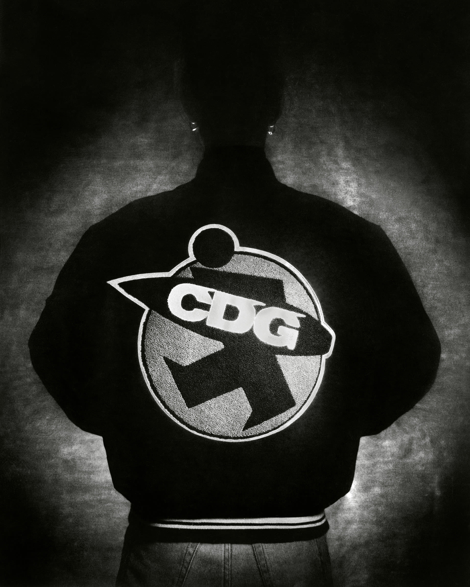 ステューシー40周年記念、コム デ ギャルソンのCDGとコラボしたロゴ入りジャケット発売
