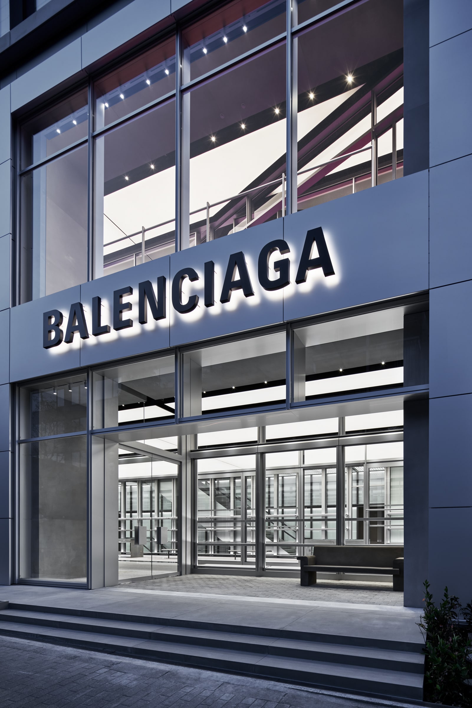 「バレンシアガ」青山の旗艦店が国内最大規模にリニューアルオープン、ふろしき用ハンドルなど限定アイテムが登場
