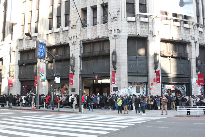伊勢丹新宿本店の初売り後ろ倒しに4300人以上が行列 大晦日から並んだ人も