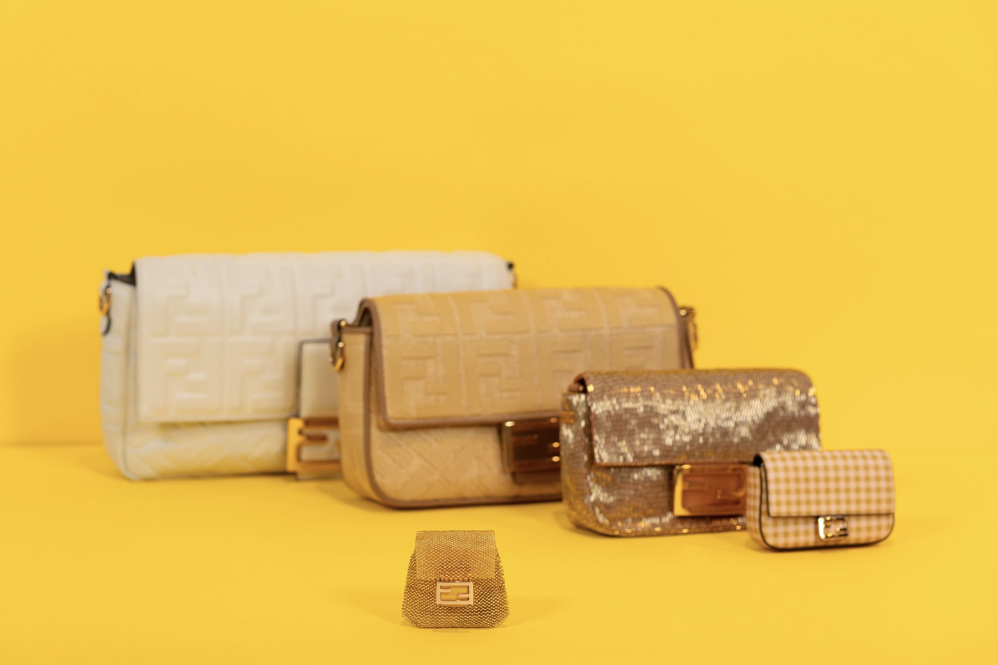フェンディ史上最小のバッグ「ピコ バゲット」が登場 4cm×4cmのAirPods 