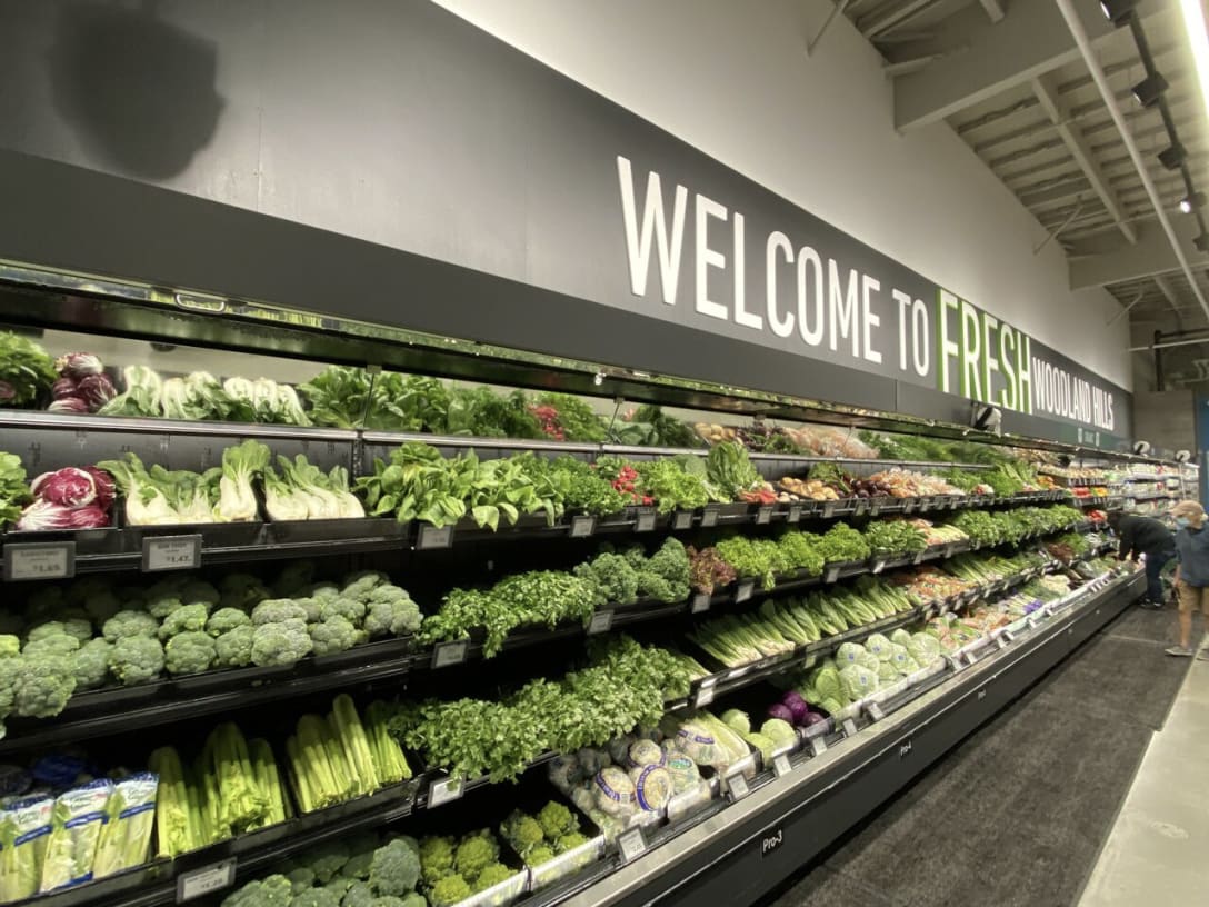 「ようこそ新鮮なウッドランドヒルズ店へ(Welcome to Fresh Woodland Hills)」とあるアマゾンフレッシュの青果コーナー。アマゾン・フレッシュではオーガニックや一般的な青果物をあつかい、ホールフーズ・マーケットの品質レベルを維持