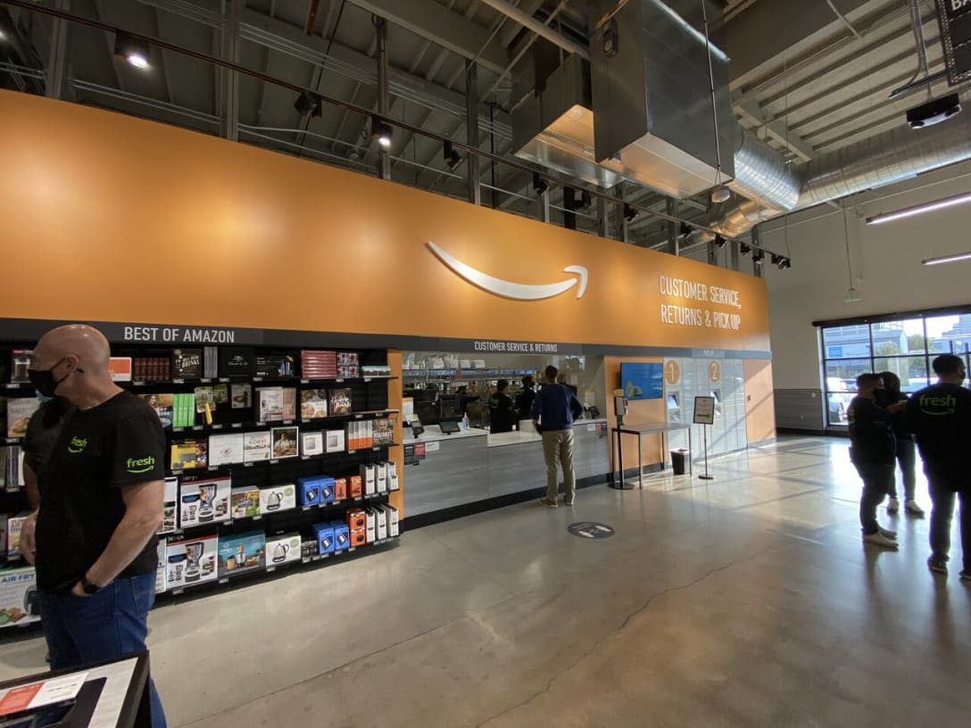 カスタマーサービスの左には「ベスト・オブ・アマゾン(Best of Amazon)」のコーナーがあり、キンドル・ペーパーホワイトやファイアーTVに周辺器具から、ノンフライヤーや電動圧力鍋インスタントポットやミキサー・ニンジャなどの人気の調理家電に便利な調理器具、それにレシピ本まで食にまつわる4スター商品が並んでいる。その手前にはスマートスピーカーのエコーが並ぶアマゾン製品をデモンストレーションテーブルがある。