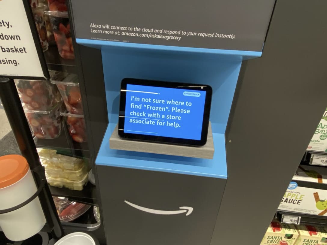 アマゾン・エコー・ショーは店内では使えないと思った。なぜならば店内のBGMがうるさく、しっかり発声しないとアレクサが聞き取れないからだ。アマゾン・フレッシュのスタッフ(ネットスーパーのピッカー係)が買い物に邪魔になるぐらい沢山おり、接客もよく親切なので彼らに聞いたほうが早いのだ。