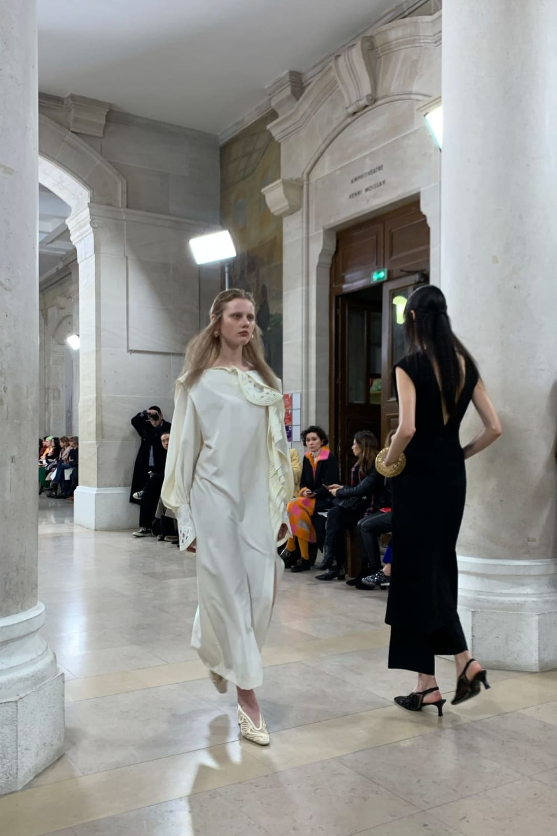 「マメ クロゴウチ」が今年2月にパリで開催した2020年秋冬コレクションショーの様子 Image by FASHIONSNAP.COM
