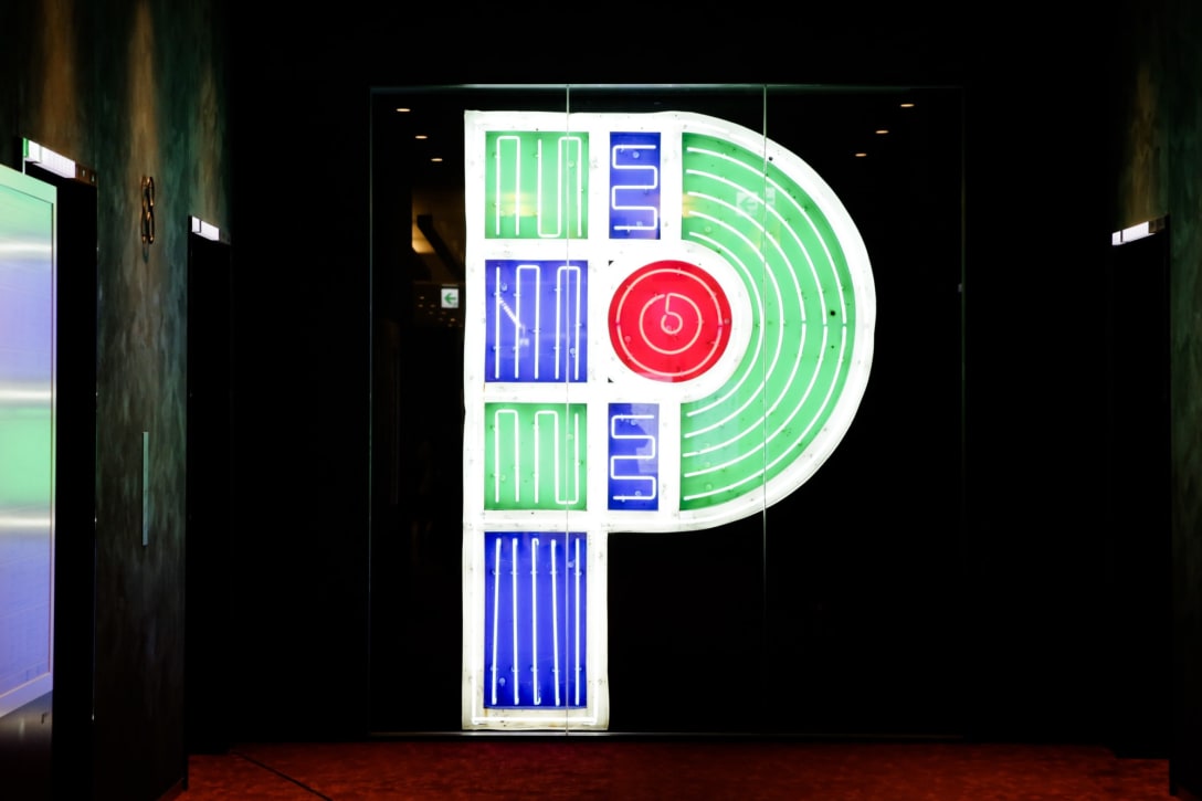 渋谷パルコに展示されているネオンサイン「P」。「R」「C」も同様に展示されているが「A」と「O」は渋谷には設置されていない。 Image by FASHIONSNAP.COM