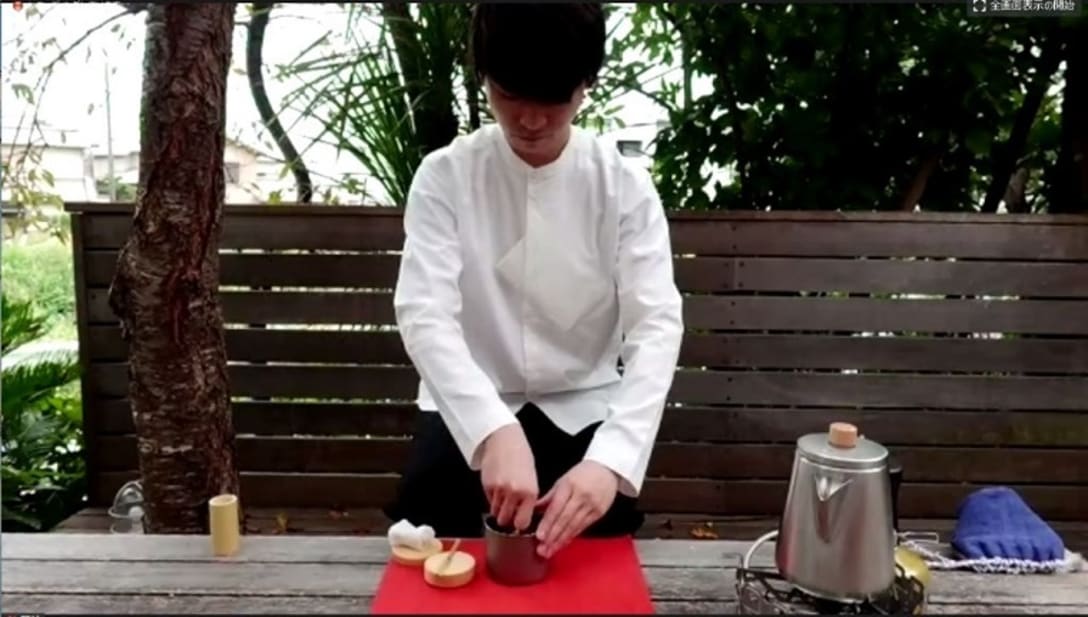 オンライン会見では、スタッフが野点セットで茶を点てるデモンストレーションも
