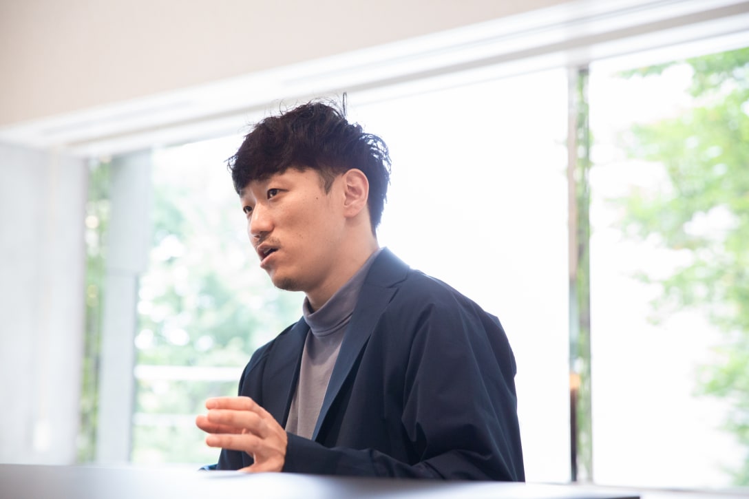 インタビューに応じるTOKYO BASE 谷正人代表 Image by FASHIONSNAP.COM