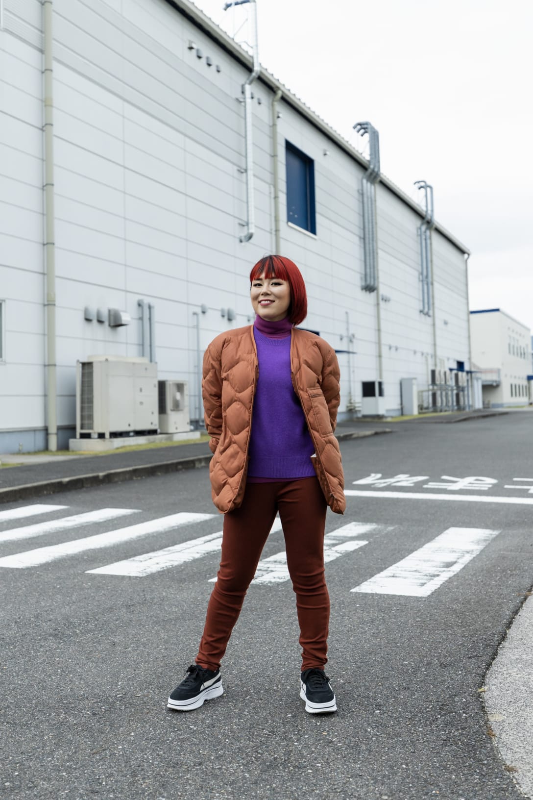 藤原さんはダークオレンジのカラーをチョイス。中に着たパープルのニットとのコントラストを出しつつ秋冬のコーデに馴染みます。Styling:Hiroko Okuda