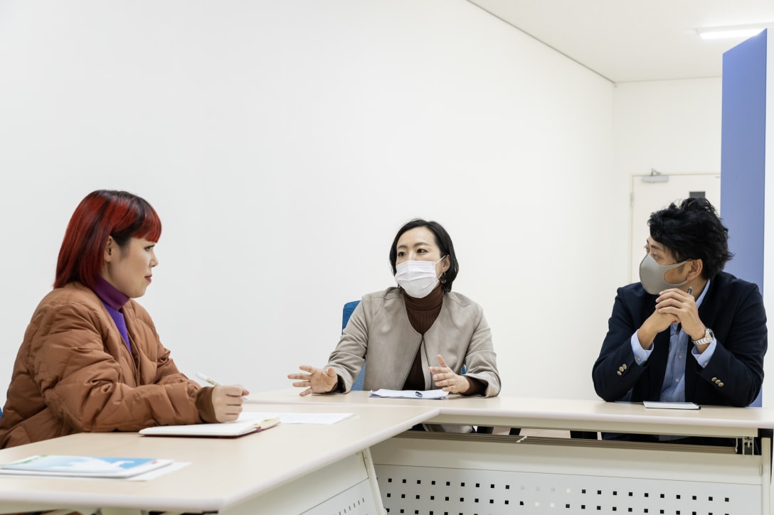 左から藤原さん、シェルバさん、齋藤さん