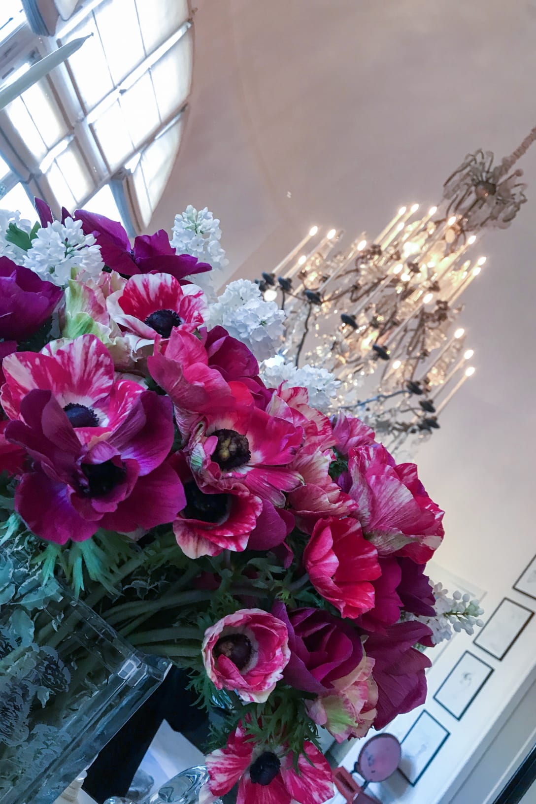 自宅を飾る花とシャンデリア(筆者提供)