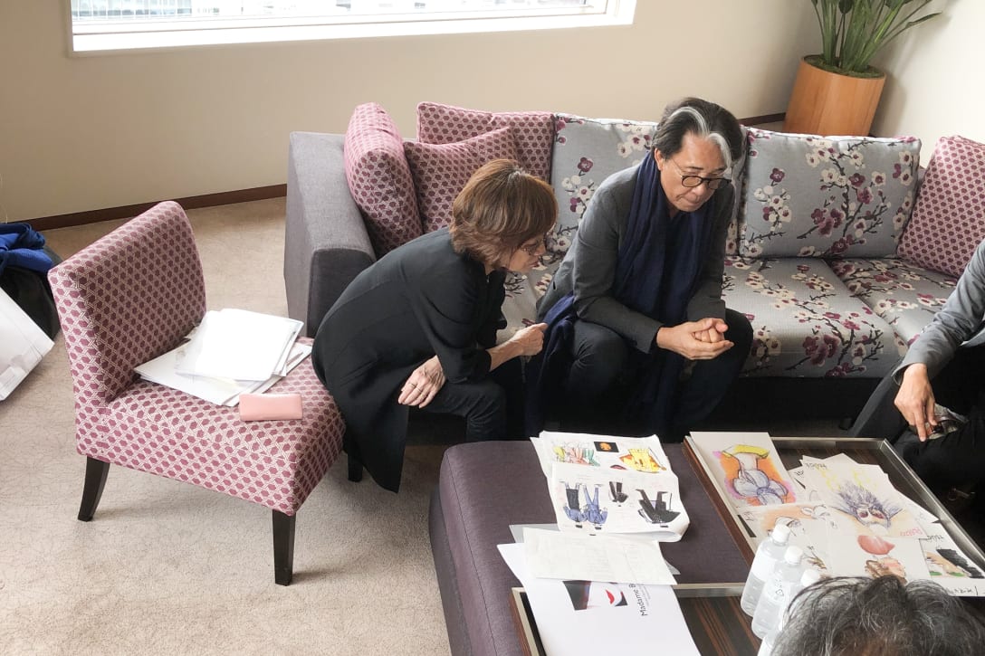 「蝶々夫人」衣装デザインの調整(筆者提供)