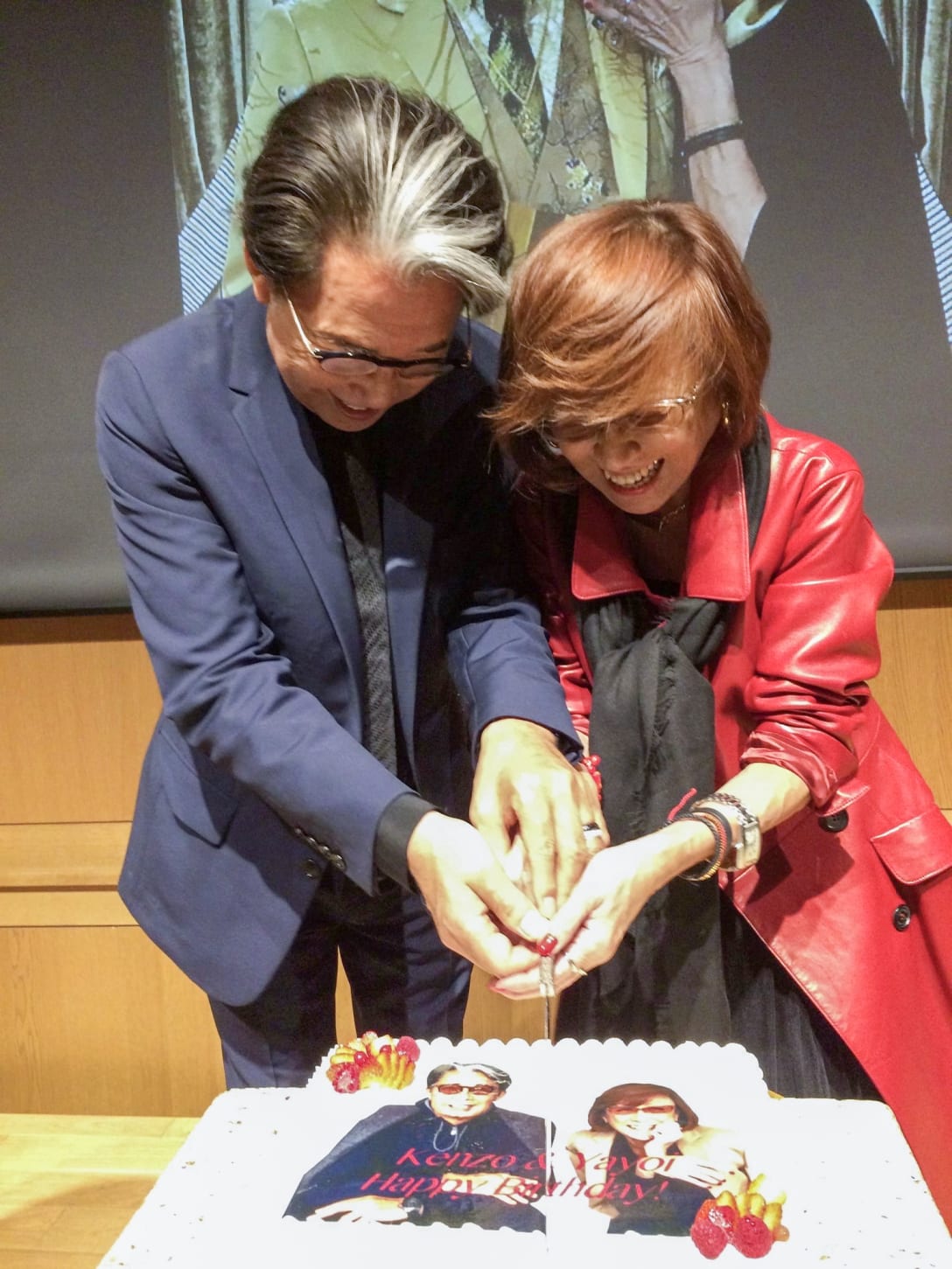 2019年10月、C'est chouette 30周年パーティーにて一緒にケーキカット(筆者提供)