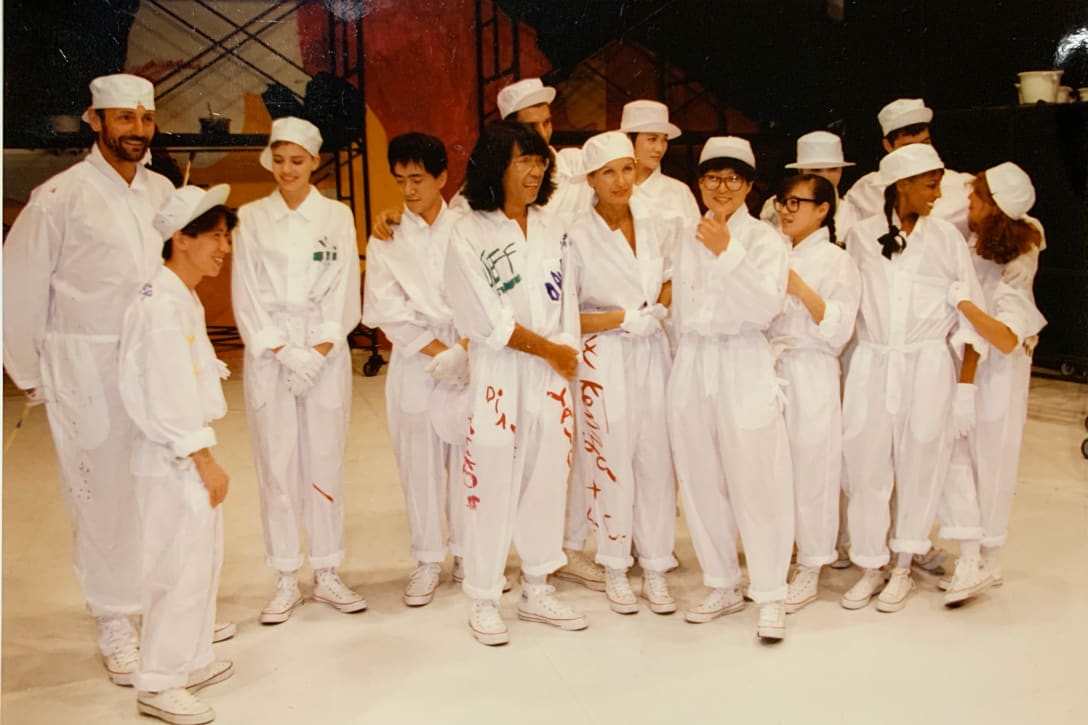 1987年「夢工場」：東京と大阪でKENZOブランドのショーを開催。中央：高田賢三（関係者撮影）