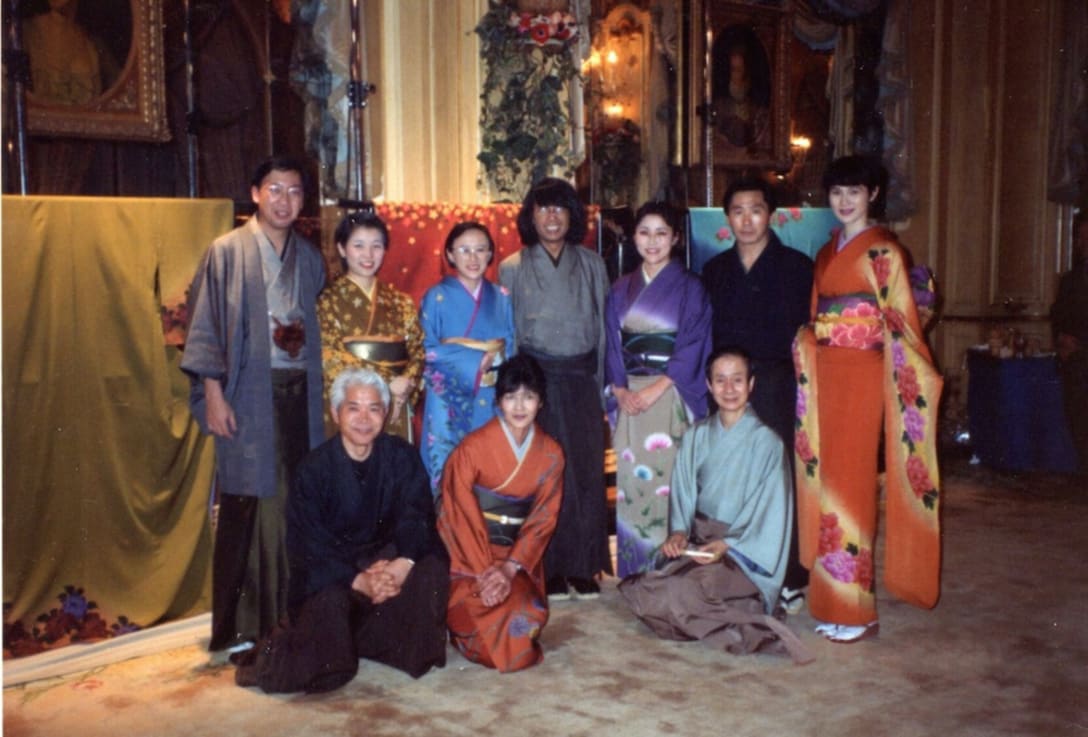 1993年、京都の着物「千吉」とライセンス契約。ホテル リッツ パリで初披露した。中央：高田賢三（関係者撮影）