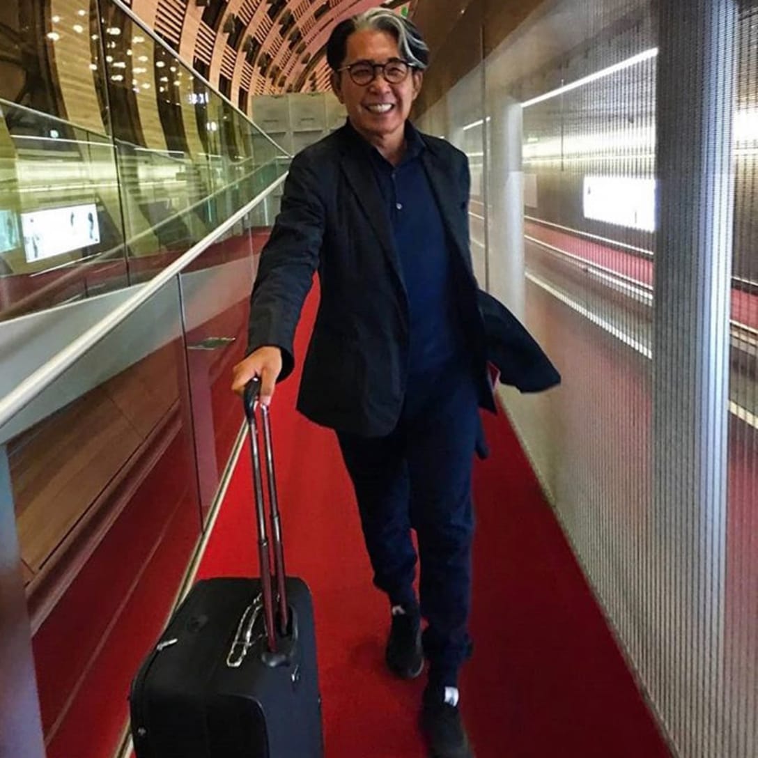 羽田空港に到着したばかりの高田賢三。愛用のラゲージは「TUMI」(2018年、筆者提供)