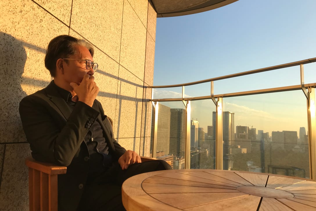 パレスホテル東京のテラスから夕陽を眺め、シャンパンを飲む至福の時(2019年、筆者提供)