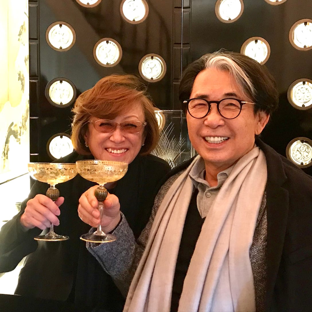 高田賢三とバカラのコラボレーションによって制作された屏風の前で、鈴木三月と高田賢三(2019年、筆者提供)