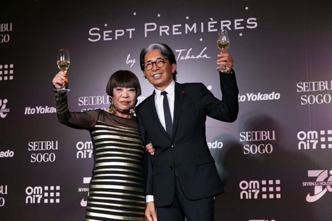 パーティーでは、「花の9期生」と呼ばれた文化服装学院の同級生、コシノジュンコさんも駆けつけた。 Image by FASHIONSNAP.COM
