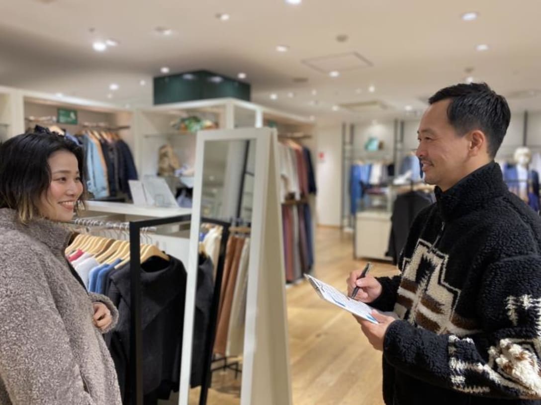 「試着会でスタッフが楽しみながら意見交換したことが、接客にも生かせて良い影響が沢山あった」と話す濱近さん(右)