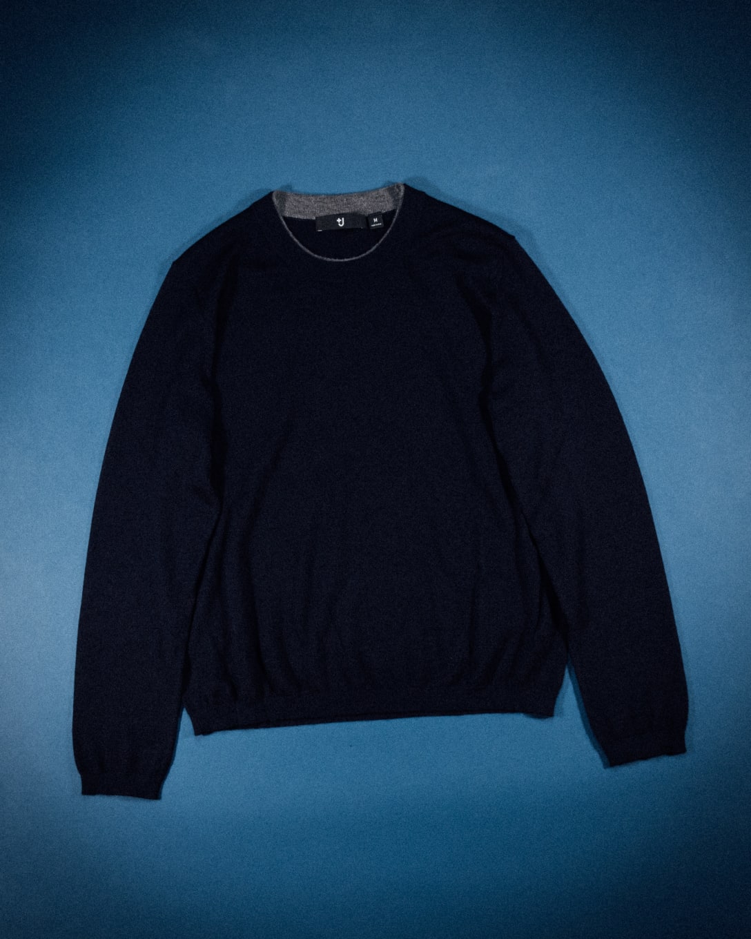 ファインゲージカシミヤクルーネックセーター(長袖) ¥9,990(税別) Image by FASHIONSNAP.COM