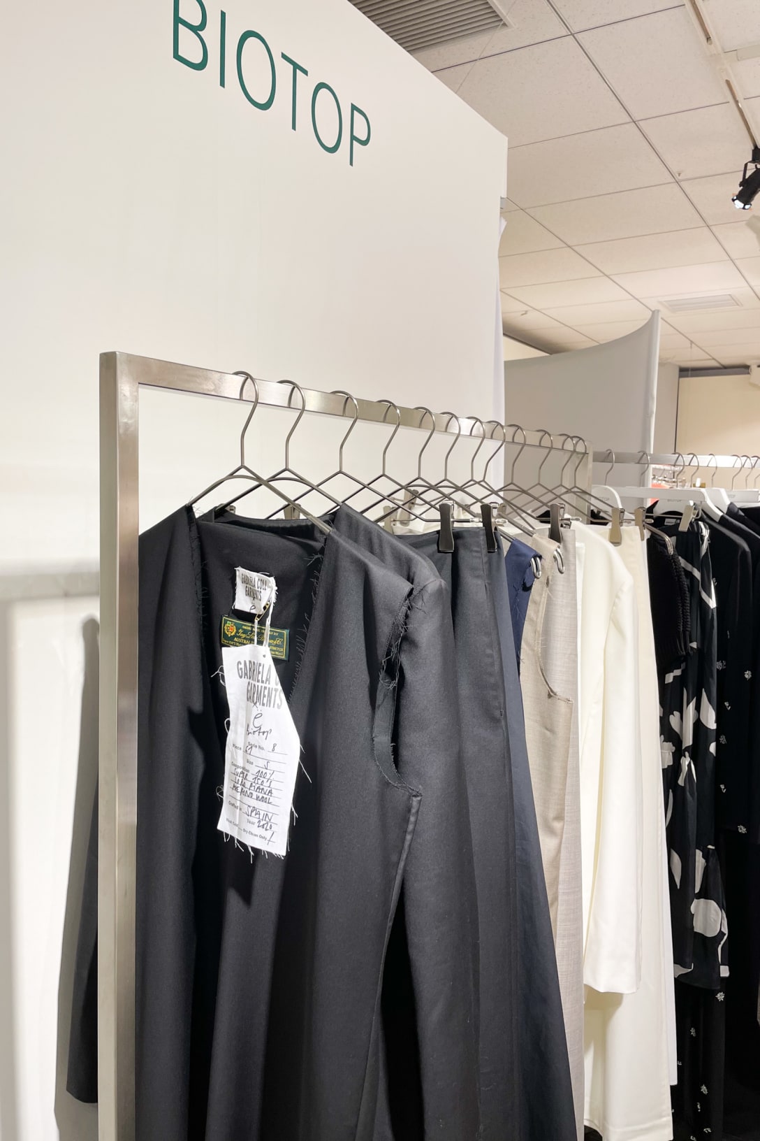 「ガブリエラ コール ガーメンツ」の別注アイテム Image by FASHIONSNAP.COM