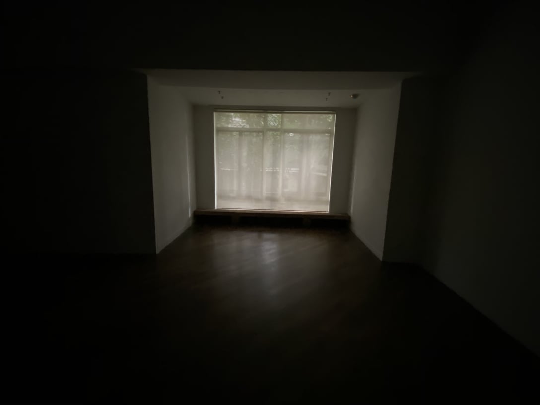 原美術館、展示室内に入ってくる光 Image by ©︎Tomoko Mukaiyama/Reinier van Brummelen