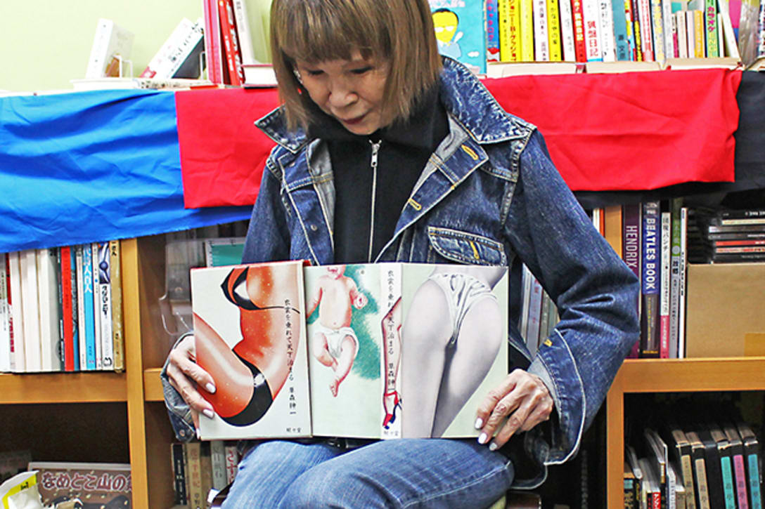山口さん自身が一番気に入っているという、『衣裳を垂れて天下治まる』(草森紳一 著、駸々堂)。外箱、表紙、裏表紙すべてに凝った美本だ。表紙(真ん中)は刺しゅうなのだそう。「お友達のお父さまがプロの刺しゅう家(秋山光男氏)だったので、私が絵を描いて刺しゅうをしていただいたんです。草森さんが凄く気に入って下さって嬉しかったです」