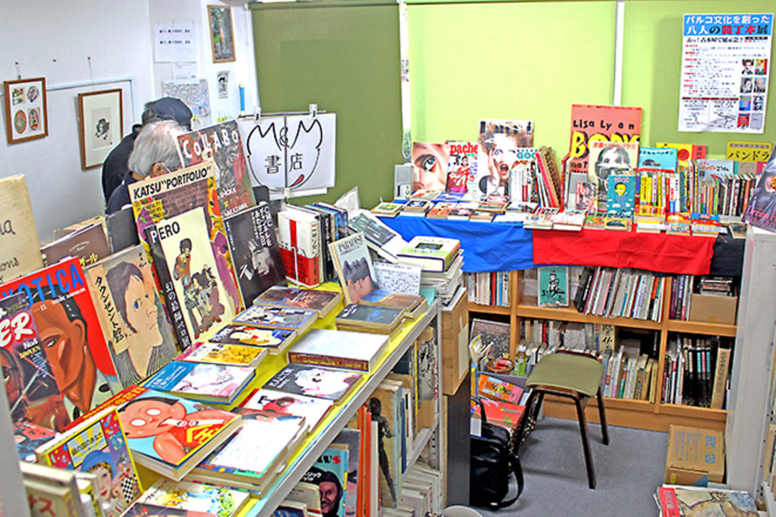 左側の棚と正面の棚が、今回の企画のコーナー。かわじさんが1冊1冊足で集めた本で埋め尽くされている。