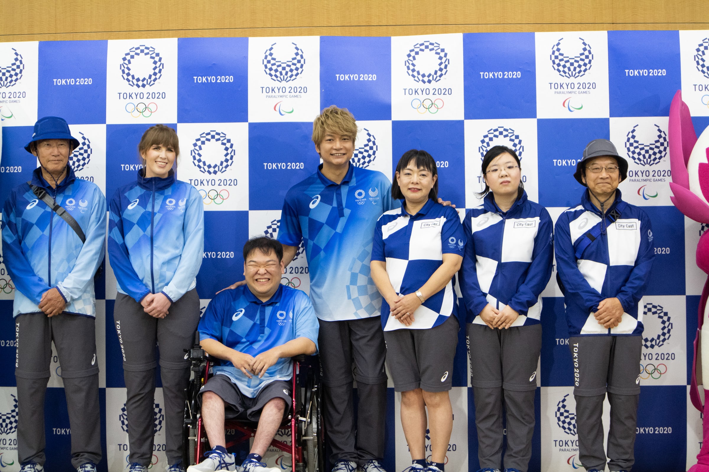 東京五輪スタッフとボランティアのユニフォーム公開、アシックスがシューズなど計8点を製作