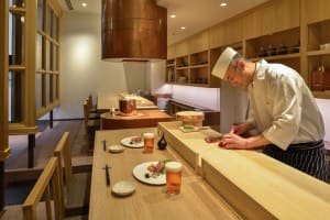 虎ノ門ヒルズ52階のルーフトップバーが一新 寿司カウンター設置
