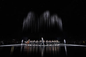【動画】ディオール オム、広州のオペラハウスでオーケストラと共にショー