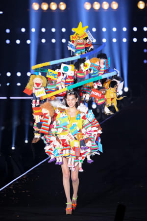 総額1千万円の巨大ドレスを水原希子が着用 デザイナー山縣良和が制作