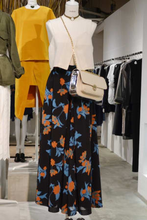 2016年春夏トレンドに「スカート×パンツ」浮上、MURUAは「スカンツ」提案