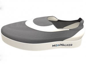 月面歩行の感覚を味わえるスニーカー「MoonWalker」が人気