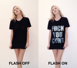 ケイト・モスがパパラッチ対策用"悪態Tシャツ"を披露、フラッシュで文字が浮かび上がる仕様