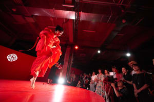菅原小春が赤いドレスで踊る 資生堂アルティミューン2周年記念イベント開催