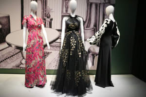 ポワレからサンローランまで、20世紀ファッションとインテリアを辿る展覧会開催
