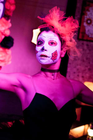 ヴーヴ・クリコ「ハロウィンナイト」に華やかな仮装が集結