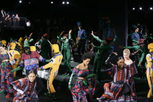 「KENZO×H&M」ジャン・ポール＝グード演出、音楽・ダンス・ファッションが融合したショーをNYで開催