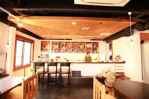 東急吉祥寺店裏の飲食店「komagura」が改装オープン、アテノイが制服監修