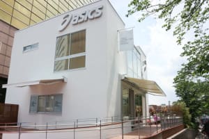 フィットネスから食事まで楽しめる「アシックス」の新施設が隅田川沿いにオープン