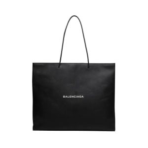 「バレンシアガ」話題の"紙袋バッグ"が店頭で発売