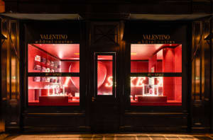 ヴァレンティノがホテルに限定店オープン、セルフィーコンテストも