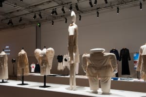 神田恵介と森永邦彦の出会いや服作りの軌跡を辿る「あの服」展がパリで開催