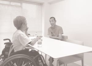 赤い車椅子の編集者 徳永啓太とデザイナー津村耕佑が「既成から外れた服と体」を考えるトーク開催