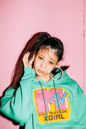X-girlが音楽専門チャンネル「MTV」と初コラボ、ポップな配色のアイテム発売