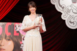 VOCEが選ぶ年間ベストコスメ発表、"最も美しい顔"に深田恭子が選出