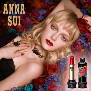 「アナ スイ コスメティックス」のリップが変わる、花のように唇を彩るフラワールージュ全24色登場